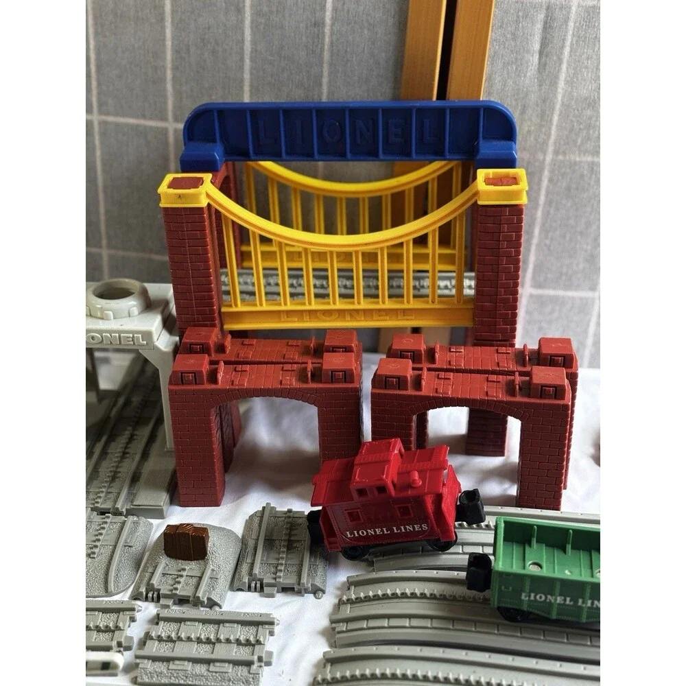 Lionel Little Lines Freight Train Set Lot With Red Caboose (Not Complete)